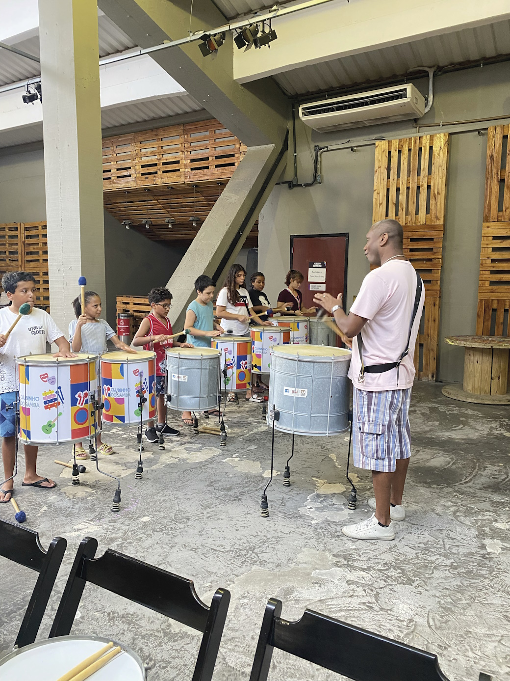 Residência no Imperator – Centro Cultural João Nogueira, com oficinas de percussão, violão e cavaquinho para crianças adolescentes que estudam em escolas públicas.Na imagem

Prof. de Percussão Cacau de Castro do Projeto Clubinho do
Samba e alunos da Aula de Percussão
