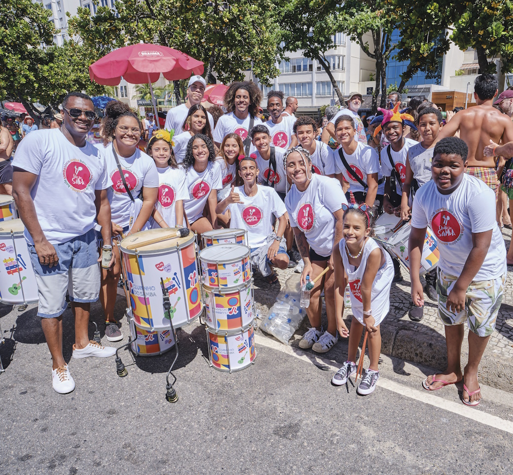 O clubinho conta hoje com cerca de 200 alunos entre crianças, adolescentes e jovens, além de ter novas oficinas como teatro, capoeira e canto.Na imagem

Apresentação do Projeto do Clubinho do Samba no Bloco do Clube do Samba em Copacabana