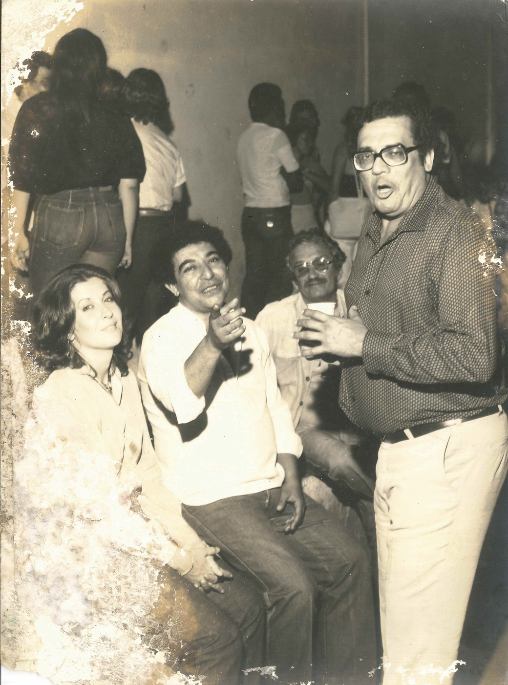 “Chegou, chegou... O bloco do Clube do Samba chegou”. 1º
desfile e samba do bloco do Clube do Samba na Av. Rio Branco. Na imagem

Ângela Nogueira, João Nogueira e Antônio Carlos Austregésilo
De Athayde - Fundadores Do Clube Do Samba