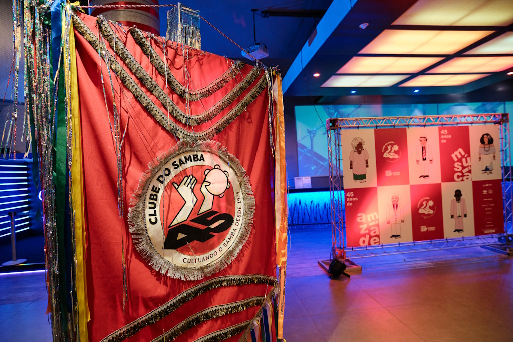 Na imagemEstandarte comemorativo dos 45 anos do Clube do Samba